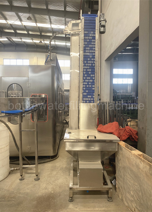 0.5L 24000BPH SS304 PET Water Bottle Filling Machine With Gear Transmission 2