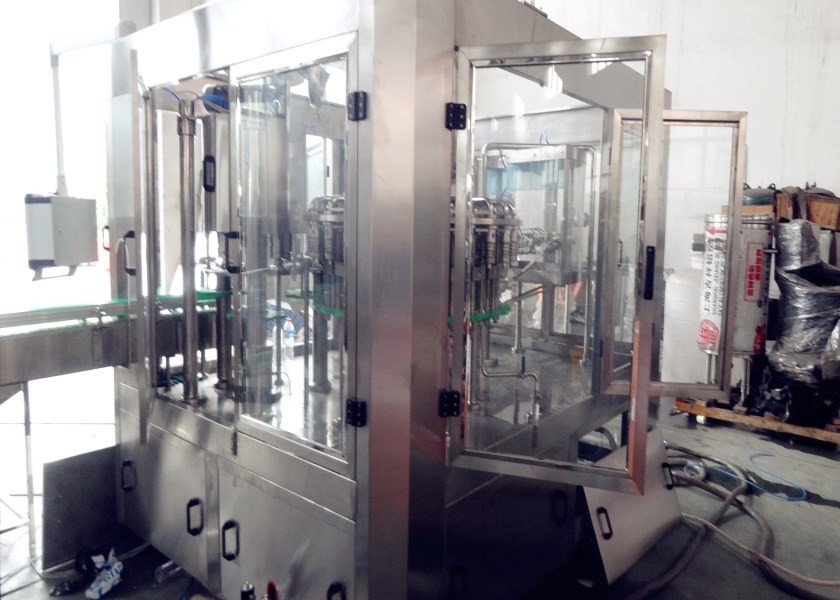 Automatic Carbonated Water Filling Machine , Glass Bottles Soda Bottling Equipment